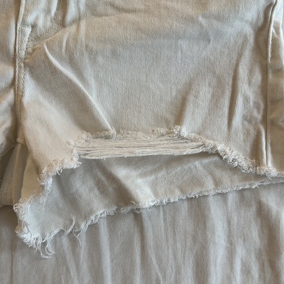 white high rise Levi shorts - Picture 3 of 6